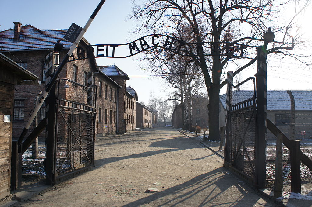 Photo de l'entrée du camp d'Auschwitz près de Cracovie en Pologne.