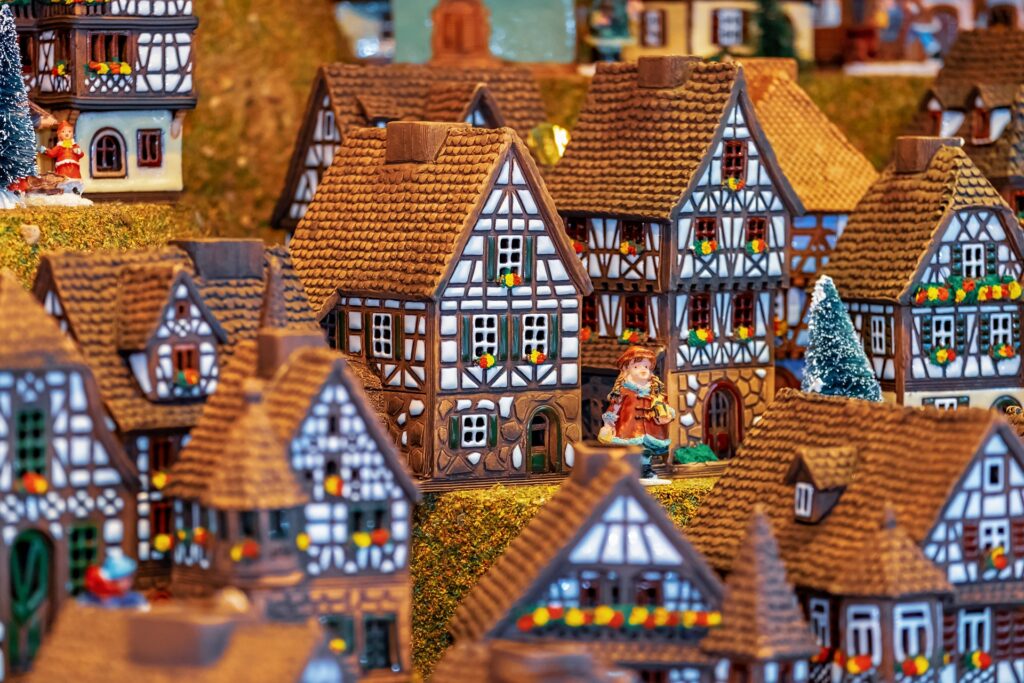 Maisons à colombages avec des décorations de Noël.