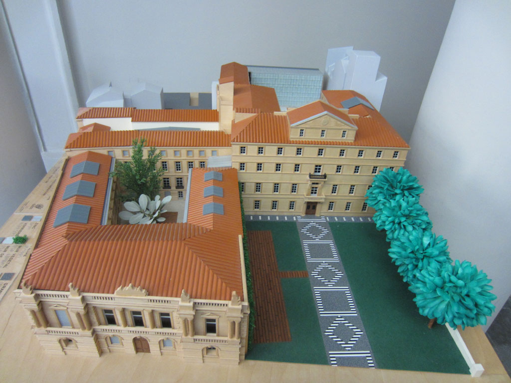 Maquette du bâtiment accueillant le musée Fabre, vue de face. Elle est exposée à l'intérieur du musée, dans le vestibule Massilian.