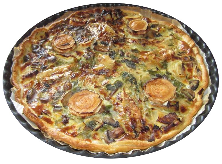 Tarte salée aux poireaux avec des champignons et du camembert.
